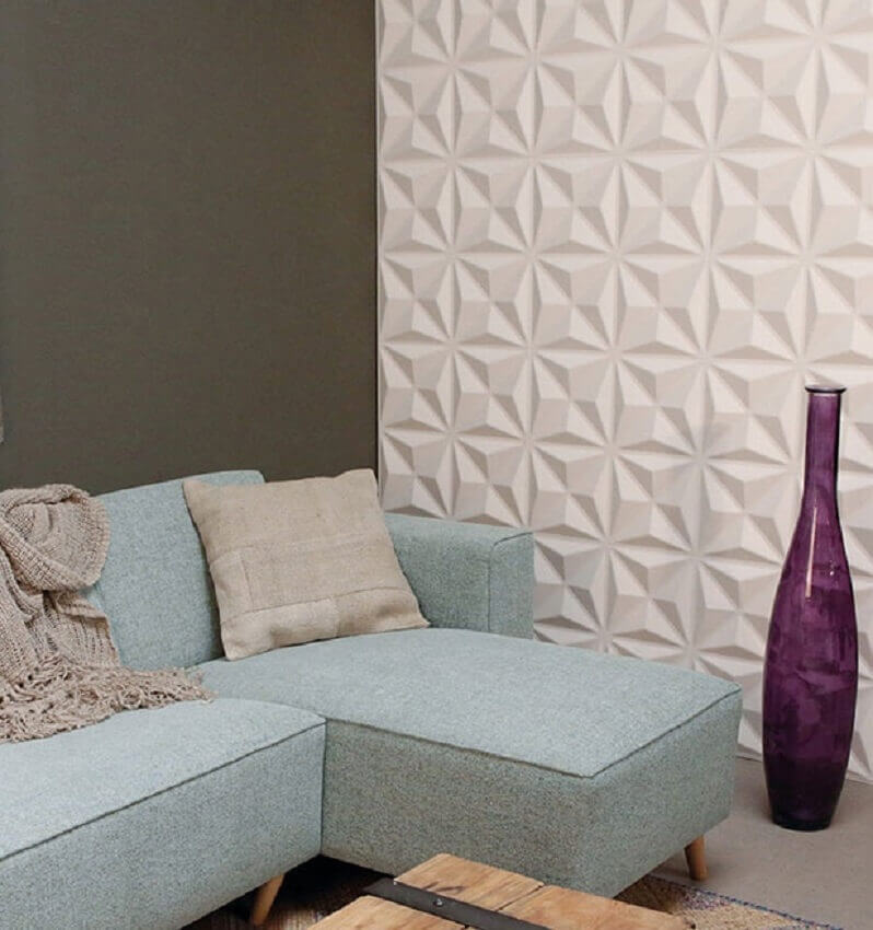Decoração com sofá azul e revestimento 3D parede sala de estar – Foto: Pinterest