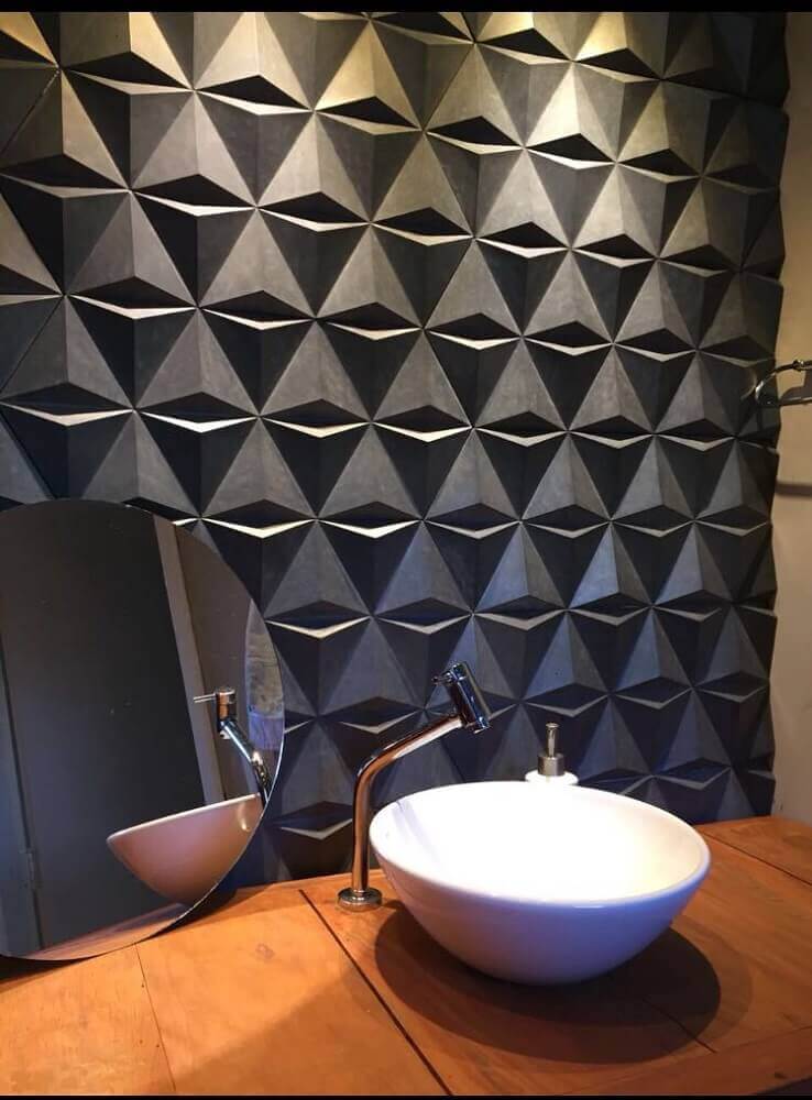 Decoração para banheiro com placas de revestimento 3D escuras trazendo um ar moderno para o espaço – Foto: Pinterest