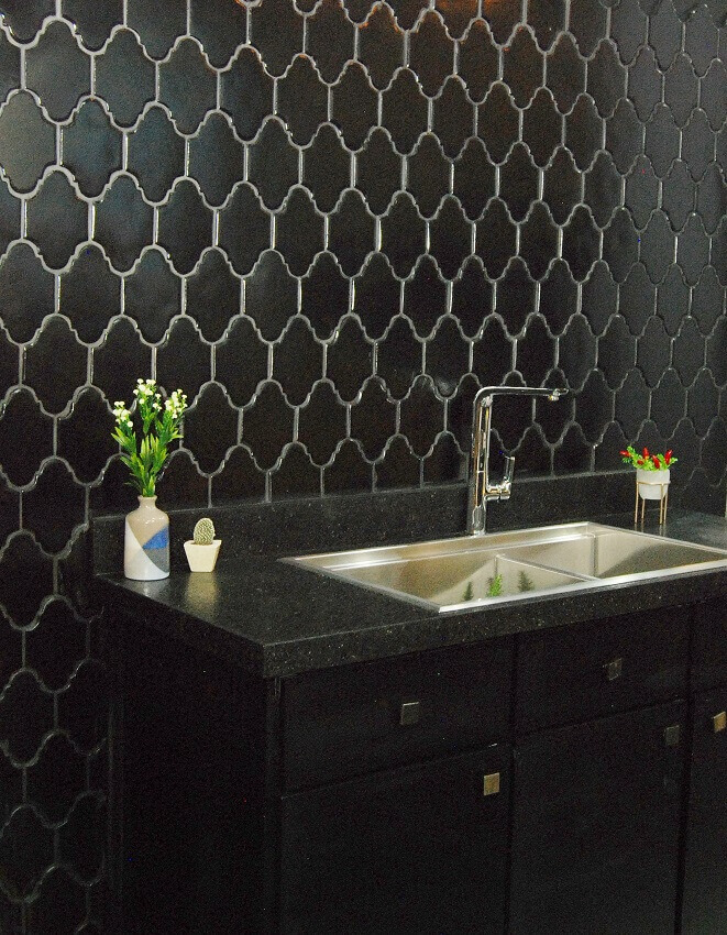 Decoração moderna com revestimento 3D para cozinha preta – Foto: Pinterest