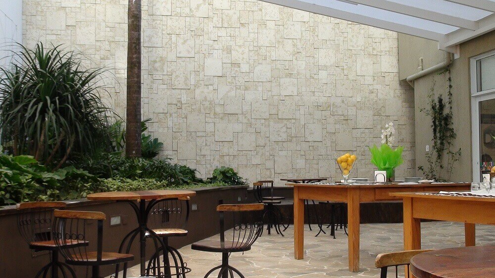 Varanda decorada com revestimento cimentício 3D – Foto: Pinterest
