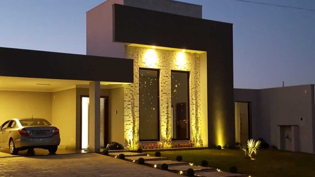 Fachada supermoderna com o revestimento 3D Mosaico Erie, luzes indiretas fazem toda diferença. Foto Pinterest